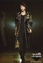 【中古】生写真(ジャニーズ)/アイドル/7WEST 7WEST/藤井流星/ライブフォト・全身・衣装黒.金・左手マイク・背景黒/なにわ侍 ハローTOKYO!!