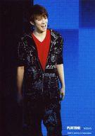 【中古】生写真(ジャニーズ)/アイドル/ふぉーゆー(ジャニーズJr.) ふぉーゆー/辰巳雄大/ライブフォト・膝上・衣装黒・赤・口開け・スクリーン青/PLAYZONE IN NISSAY(3)