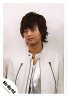 【中古】生写真(ジャニーズ)/アイドル/Kis-My-Ft2 Kis-My-Ft2/藤ヶ谷太輔/バストアップ・衣装白・銀・視線左・背景白/公式生写真