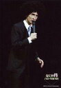 【中古】生写真(ジャニーズ)/アイドル/7WEST 7WEST/藤井流星/ライブフォト・膝上・衣装黒・右手マイク・眼鏡・背景黒/なにわ侍 ハローTOKYO!!