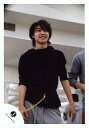 【中古】生写真(ジャニーズ)/アイドル/Travis Japan Travis Japan/阿部顕嵐/膝上・衣装黒・両手下・目線右・ズボングレー・室内/公式生写真
