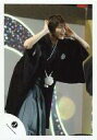 【中古】生写真(ジャニーズ)/アイドル/B.A.D. B.A.D./中間淳太/ライブフォト・膝上・和服・衣装黒・右向き・両手耳・前のめり/公式生写真