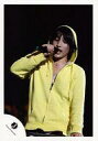 【中古】生写真(ジャニーズ)/アイドル/Veteran Veteran/浜中文一/ライブフォト・上半身・黄色のパーカー・右手マイク・目線下/公式生写真