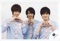 【中古】生写真(ジャニーズ)/アイドル/ジャニーズJr. ジャニーズJr./神宮寺勇太・宮近海斗・阿部顕嵐/横型・上半身・衣装水色・両手ハート・カメラ目線・背景白/公式生写真