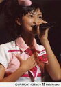 【中古】生写真(ハロプロ)/アイドル/Berryz工房 Berryz工房/熊井友理奈/ライブフォト・バストアップ・衣装白.ピンク.赤・左手マイク・右手胸・右向き・背景黒/公式生写真