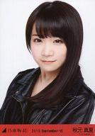 【中古】生写真(乃木坂46)/アイドル/乃木坂46 秋元真夏/バストアップ・レザー/「2013.September-VI」WEBSHOP限定生写真