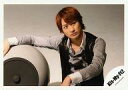 【中古】生写真(ジャニーズ)/アイドル/Kis-My-Ft2 Kis-My-Ft2/宮田俊哉/横型・バストアップ・衣装グレー・黒のベスト・右手小道具の上・目線右・背景グレー/公式生写真(3)