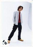 【中古】生写真(ジャニーズ)/アイドル/V6 V6/坂本昌行/全身・衣装白シャツ・インナー赤・ボトムス黒・右手ポケット・体右向き・目線正面・背景白/公式生写真