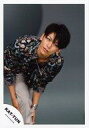 【中古】生写真(ジャニーズ)/アイドル/KAT-TUN KAT-TUN/亀梨和也/膝上・衣装黒.グレー・花柄・両手足・前屈み・顔傾げ・背景グレー/公式生写真