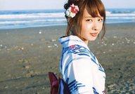 【中古】生写真(女性)/アイドル 山田菜々/横型・バストアップ・浴衣白.青・海/「山田菜々 2016年度カレンダー」特典生写真