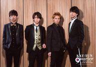 【中古】生写真(ジャニーズ)/アイドル/KAT-TUN KAT-TUN/集合(4人)/横型・膝上・衣装黒・金・目線やや左・田口左向き・背景板/「KAT-TUN LIVE 2015 quarter in TOKYO DOME」オリジナルフォトセット