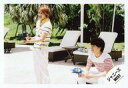 【中古】生写真(ジャニーズ)/アイドル/ジャニーズWEST ジャニーズWEST/中間淳太・重岡大毅/横型・膝上・座り・衣装赤白黄・ボーダー・右手水鉄砲・目線左/「バリハピ」PV&ジャケ/公式生写真