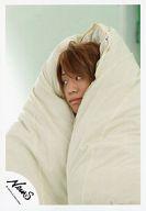 【中古】生写真(ジャニーズ)/アイドル/NEWS NEWS/小山慶一郎/バストアップ・布団被り・目線左・背景白/..