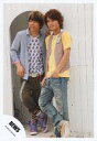 【中古】生写真(ジャニーズ)/アイドル/NEWS NEWS/増田貴久・手越祐也/全身・手越Tシャツ黄・左手ポケット目線左・背景白/公式生写真