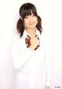 生写真(AKB48・SKE48)/アイドル/AKB48 藤本紗羅/膝上・衣装白・リボン赤・右手胸元・背景白/公式生写真