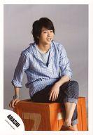 【中古】生写真(ジャニーズ)/アイドル/嵐 嵐/櫻井翔/全身・座り・衣装青・黒・足組み・右向き・右手木..