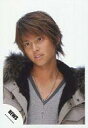 【中古】生写真(ジャニーズ)/アイドル/NEWS NEWS/手越祐也/上半身・衣装カーキ・インナーグレー・目線左・背景白/公式生写真