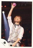 【中古】生写真(ジャニーズ)/アイドル/Kis-My-Ft2 Kis-My-Ft2/玉森裕太/ライブフォト・上半身・衣装白・銀・ベスト・右手上げ・カラーボール/公式生写真(3)