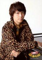 【中古】生写真(ジャニーズ)/アイドル/関ジャニ∞ 関ジャニ∞/丸山隆平/上半身・衣装豹柄茶色・右手手すり・両手交差/関ジャニ∞の元気が出るLIVE!!