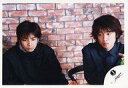 【中古】生写真(ジャニーズ)/アイドル/ジャニーズ ジャニーズ/生田斗真・風間俊介/横型・バストアップ・衣装黒・生田目線下・風間目線左下・背景レンガ/公式生写真(3)