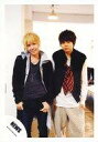 【中古】生写真(ジャニーズ)/アイドル/NEWS NEWS/増田貴久・手越祐也/膝上・衣装白黒赤・両手ポケット・手越首傾げ/公式生写真