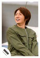 【中古】生写真(ジャニーズ)/アイドル/嵐 嵐/相葉雅紀/上半身・衣装カーキ・体右向き・目線左・笑顔/「青空の下、キミのとなり」PV＆ジャケ/公式生写真
