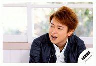 【中古】生写真(ジャニーズ)/アイドル/嵐 嵐/大野智/横型・バストアップ・衣装黒白・目線左・口開け/「青空の下、キミのとなり」PV＆ジャケ/公式生写真