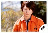 【中古】生写真(ジャニーズ)/アイドル/嵐 嵐/櫻井翔/横型・バストアップ・衣装オレンジ白黒・目線左/「青空の下、キミのとなり」PV＆ジャケ/公式生写真
