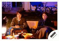 【中古】生写真(ジャニーズ)/アイドル/嵐 嵐/相葉雅紀・大野智/横型・膝上・座り・衣装カーキ黒・両手組み・目線左/「青空の下、キミのとなり」PV＆ジャケ/公式生写真