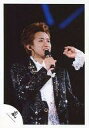 【中古】生写真(ジャニーズ)/アイドル/嵐 嵐/大野智/ライブフォト・上半身・ジャケット黒・シャツ白・右手マイク・目線右/公式生写真