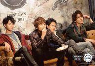 【中古】生写真(ジャニーズ)/アイドル/KAT-TUN KAT-TUN/集合(4人)/横型・全身・座り・目線上・中丸左手皿・亀梨ソファ肘付き/COUNTDOWN LIVE 2013 KAT-TUN