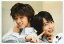【中古】生写真(ジャニーズ)/アイドル/Ya-Ya-yah Ya-Ya-yah/星野正樹・山下翔央/横型・バストアップ・衣装水色白・星野右手指差し・背中合わせ・背景グレーベージュ/公式生写真 200円
