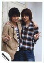 【中古】生写真(ジャニーズ)/アイドル/Sexy Zone SexyZone/中島健人・菊池風磨/膝上・中島衣装ベージュ・白・菊池チェック柄シャツ・ジーンズ・ピース・肩組み・背景白/公式生写真