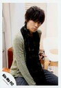 【中古】生写真(ジャニーズ)/アイドル/Kis-My-Ft2 Kis-My-Ft2/千賀健永/膝上・座り・衣装カーキ白・ストール黒・左手ピース・体右向き/公式生写真