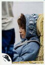 【中古】生写真(ジャニーズ)/アイドル/SMAP SMAP/香取慎吾/バストアップ・座り・衣装グレー・パーカーかぶり・体左向き・目伏せ/公式生写真