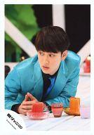 【中古】生写真(ジャニーズ)/アイドル/関ジャニ∞ 関ジャニ∞/横山裕/バストアップ・うつ伏せ・衣装水色..