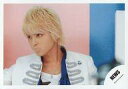 【中古】生写真(ジャニーズ)/アイドル/NEWS NEWS/手越祐也/横型・バストアップ・衣装白・青・目線左・背景ピンク青/公式生写真