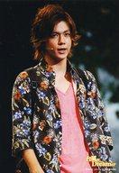 【中古】生写真(ジャニーズ)/アイドル/ジャニーズWEST ジャニーズWEST/小瀧望/ライブフォト・上半身・シャツ黒花柄・インナーピンク・体右向き・目線上・口開き・リュック/台風n Dreamer