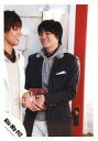 【中古】生写真(ジャニーズ)/アイドル/Kis-My-Ft2 Kis-My-Ft2/二階堂高嗣/膝上・衣装黒・グレー・ズボン白・両手プレゼント・目線左・手前に藤ヶ谷/公式生写真