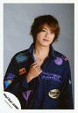 【中古】生写真(ジャニーズ)/アイドル/Hey! Say! JUMP Hey!Say!JUMP/高木雄也/上半身・右手衣装青・つなぎデニム・紫・首やや傾げ・背景グレー/15夏 コンサートパンフ&グッズ撮影オフショット/公式生写真