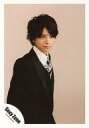 【中古】生写真(ジャニーズ)/アイドル/Sexy Zone SexyZone/佐藤勝利/上半身・衣装黒・白・ネクタイグレー・右向き・口閉じ・背景グレー/JOHNNYS’ World パンフ&グッズ 撮影オフショット/公式生写真