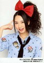【中古】生写真(ハロプロ)/アイドル/Berryz工房 Berryz工房/須藤茉麻 /上半身・シャツ水色・ネクタイ黒・リボン赤・右手人差し指頭・口開き・背景白/「臨時店in甲子園」開催記念Bセット