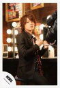 【中古】生写真(ジャニーズ)/アイドル/NEWS NEWS/手越祐也/膝上・座り・衣装黒赤・両手グー・体右向き/公式生写真