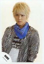 【中古】生写真(ジャニーズ)/アイドル/NEWS NEWS/手越祐也/バストアップ・衣装シルバー・白・黒・青・スカーフ・口開き・背景白/公式生写真