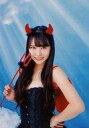 【中古】生写真(AKB48 SKE48)/アイドル/NMB48 白間美瑠/上半身 衣装黒 左手腰 右手ステッキ 悪魔コスチューム/「NMB48 2016-2017 スクールカレンダー THE百合劇場 木下百花 presents」封入特典生写真