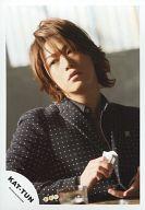 【中古】生写真(ジャニーズ)/アイドル/KAT-TUN KAT-TUN/亀梨和也/バストアップ・座り・ジャケットドット白黒・右手トランプ・目線左・首傾げ/公式生写真