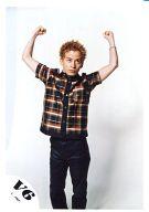 【中古】生写真(ジャニーズ)/アイドル/V6 V6/岡田准一/膝上・シャツチェックオレンジ黒・両手グー上げ・背景白/公式生写真(3)