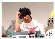 【中古】生写真(ジャニーズ)/アイドル/ジャニーズWEST ジャニーズWEST/重岡大毅/横型・バストアップ・衣装白・右手グー頭・目線左/公式生写真のサムネイル