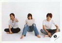 【中古】生写真(ジャニーズ)/アイドル/KAT-TUN KAT-TUN/田中・赤西・田口/横型・全身・衣装白・ジーンズ・田中ピース・座り・センター赤西・ロゴ「J」/公式生写真