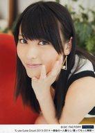 【中古】生写真(ハロプロ)/アイドル/°C-ute °C-ute/矢島舞美/顔アップ・衣装白黒・左手頬・前屈み・体左向き・背景野外・赤・2Lサイズ/°C-ute Cutie Circuit 2013-2014 〜都会の一人暮らし/愛ってもっと斬新〜